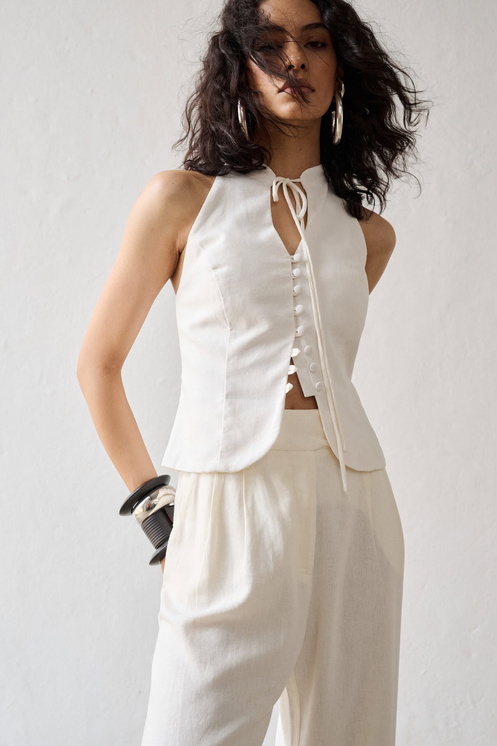 Blusa De Linho com Amarração e Botões Lola 3