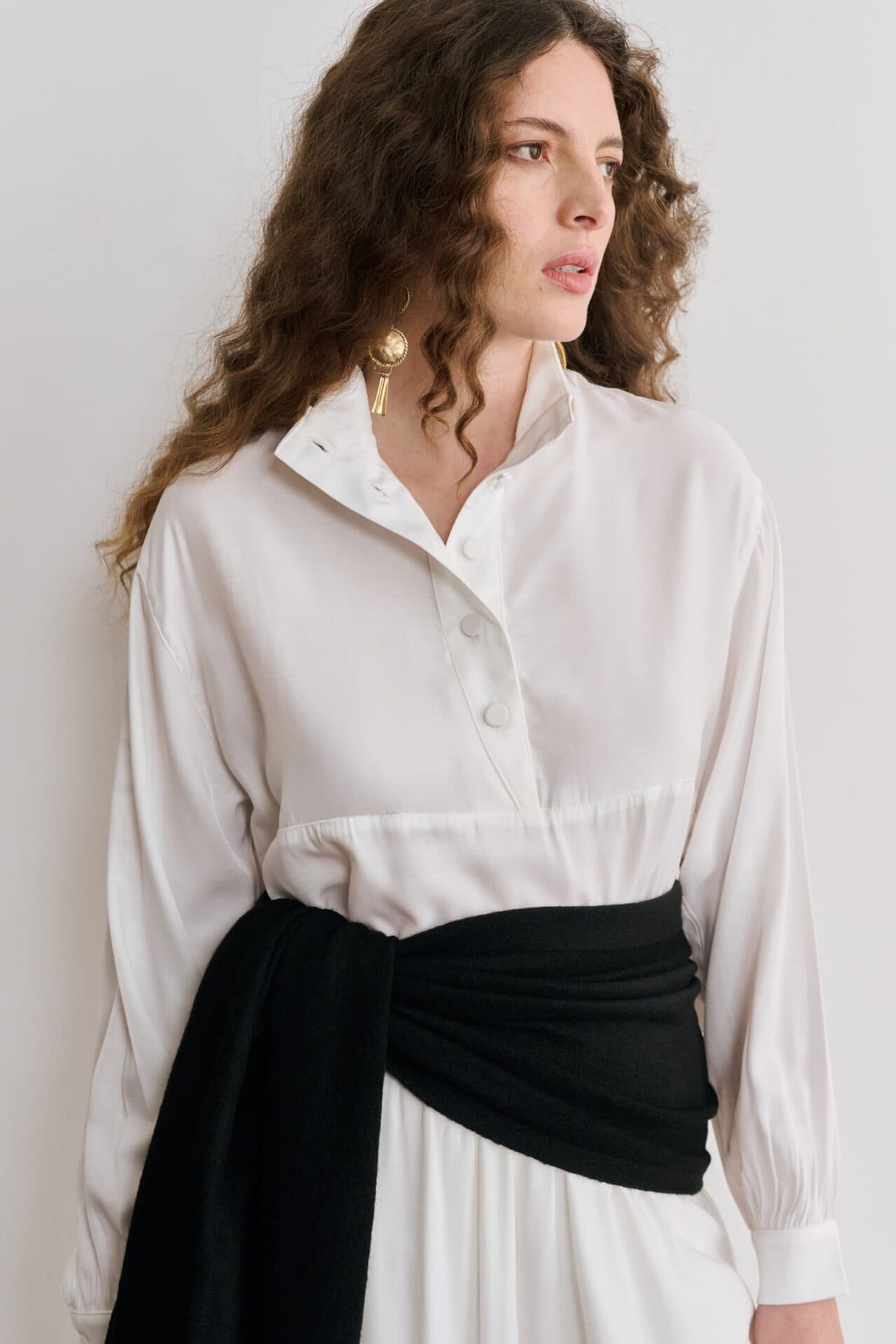 Blusa Manga Longa Acetinada Com Gola Alta Stella 2