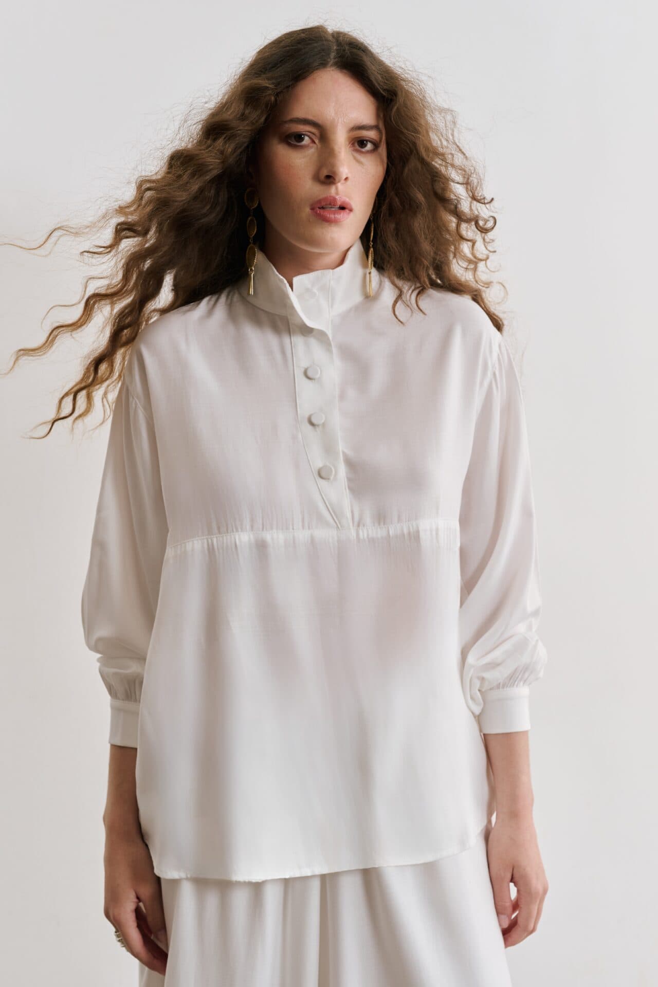 Blusa Manga Longa Acetinada Com Gola Alta Stella 4