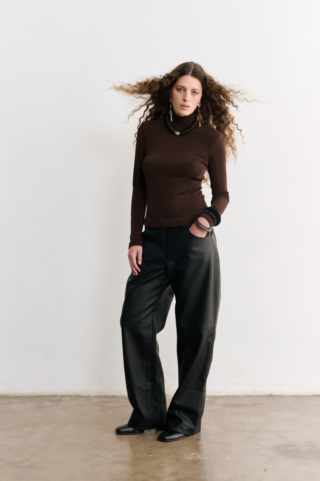Blusa Cacharrel De Mangas Longas e Gola Alta Melina - Marrom 1