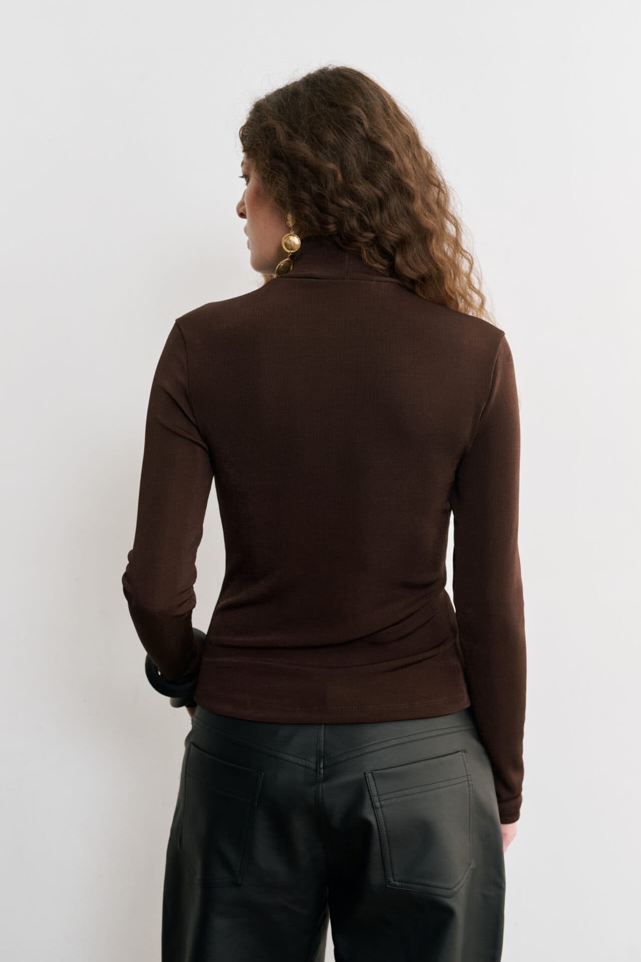 Blusa Cacharrel De Mangas Longas e Gola Alta Melina - Marrom 4