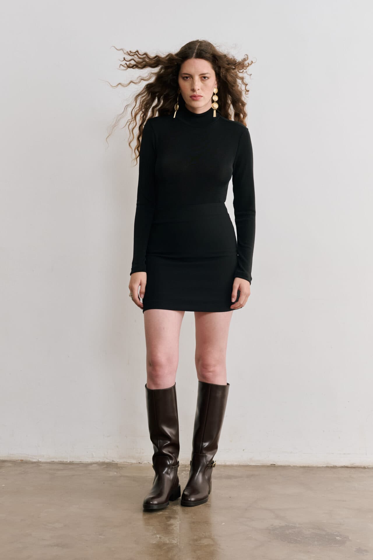 Blusa Cacharrel de Mangas Longas e Gola Alta Melina - Preta 1