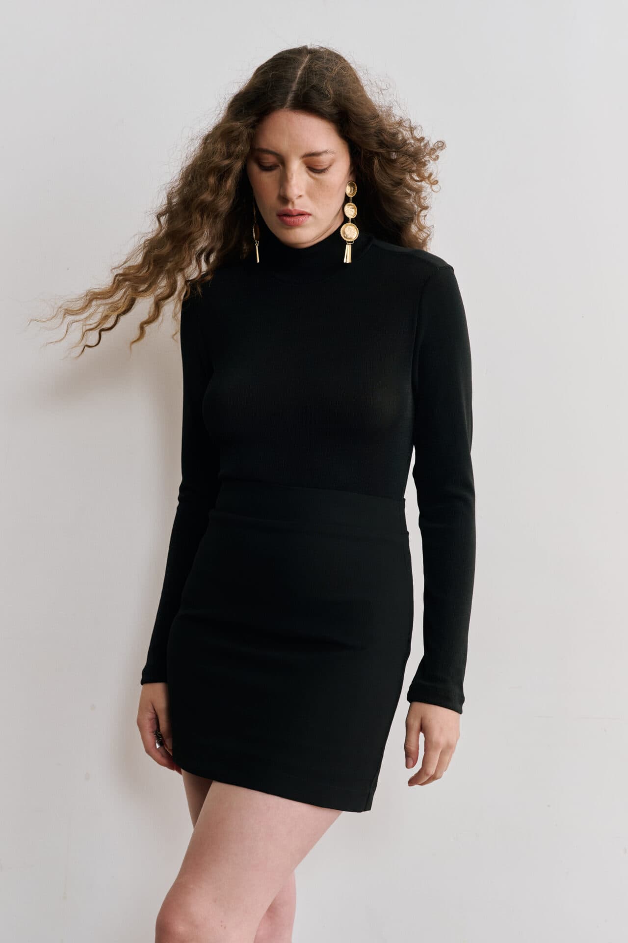 Blusa Cacharrel de Mangas Longas e Gola Alta Melina - Preta 3